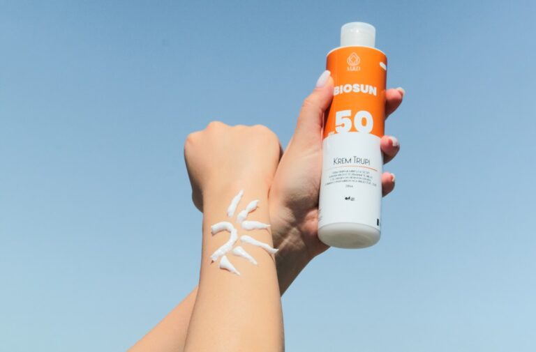 Protección solar: por qué un SPF en spray cambia tu rutina (y cómo aplicarlo bien)